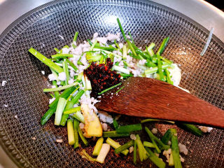 12、香辣鸭血,炒香肉末，放进葱姜爆香，加入香辣酱