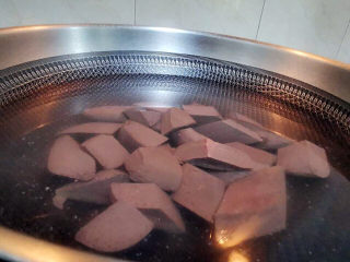 10、香辣鸭血,鸭血也要焯水