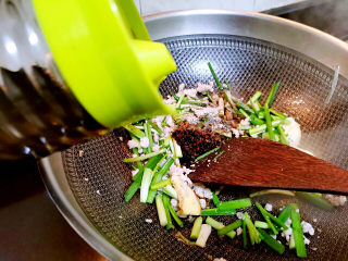 13、香辣鸭血,加生抽，糖，料酒，鸡精，胡椒粉