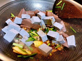 14、香辣鸭血,鸭血与黑豆腐放进来