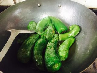 1、四川成都＋虎皮青椒,锅中放入多点油，把辣椒放下炸