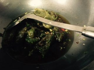 2、四川成都＋虎皮青椒,炸至辣椒变软，加盐、姜未、蒜未、老抽、生抽、蚝油、鸡精翻炒几下。