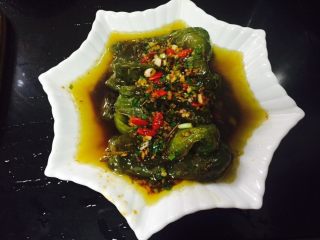 3、四川成都＋虎皮青椒,最后放入葱花起锅，表面放了几颗剩下的枸杞点缀。