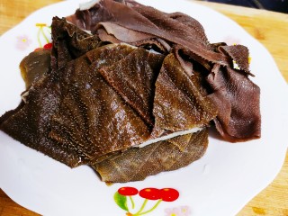 1、川菜之灵魂–毛血旺,毛肚清洗干净