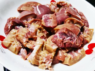 5、川菜之灵魂–毛血旺,腰花改刀清洗干净