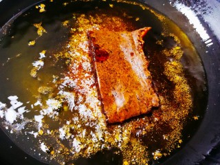 7、川菜之灵魂–毛血旺,起锅倒油，油热后加入一块火锅底料