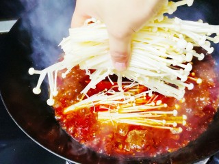 11、川菜之灵魂–毛血旺,大火煮开放入金针菇