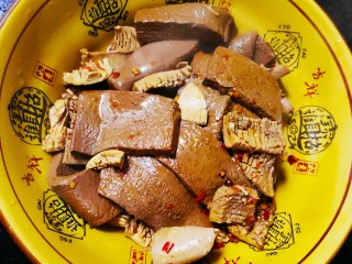 15、川菜之灵魂–毛血旺,煮好后放入碗中