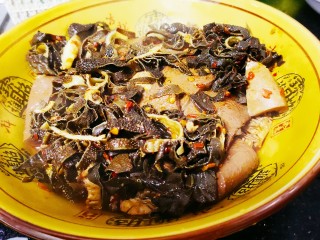 17、川菜之灵魂–毛血旺,烫好后放入碗中