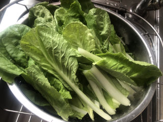 6、香菇炒青菜,青菜用清水清洗几遍，控干水分。