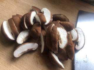 8、香菇炒青菜,香菇切片。