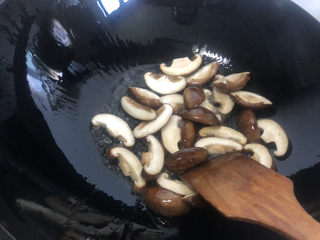 10、香菇炒青菜,下香菇煸炒几下。