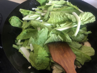 11、香菇炒青菜,放入青菜。