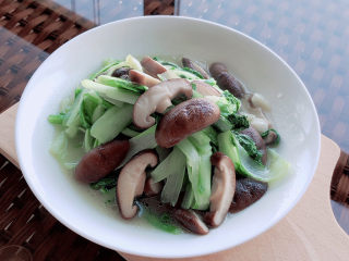 15、香菇炒青菜,装盘即可。