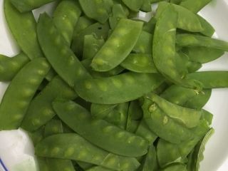 2、虫草花炒荷兰豆,把荷兰豆头尾去掉