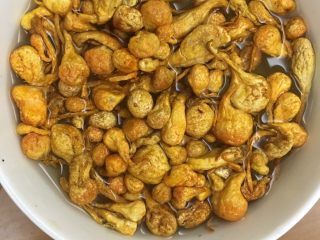 3、虫草花炒荷兰豆,虫草花提前泡水