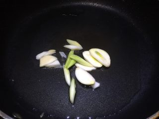 5、虫草花炒荷兰豆,蒜叶和蒜片下锅爆香