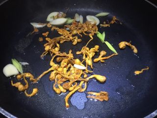 6、虫草花炒荷兰豆,下虫草花炒软