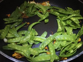 7、虫草花炒荷兰豆,再下荷兰豆翻炒
