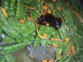 9、虫草花炒荷兰豆,下适量开水，加入适量蚝油