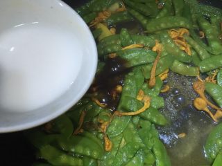 11、虫草花炒荷兰豆,倒入适量的淀粉水，收汁即可