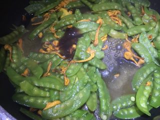 10、虫草花炒荷兰豆,再加入适量盐