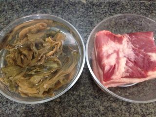 3、梅菜扣肉,盐菜用水泡发洗净