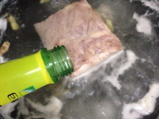 4、梅菜扣肉,锅里放入水，姜，花椒还有料酒