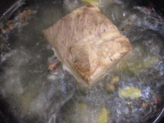 5、梅菜扣肉,用一根筷插进去没有血水流出就行