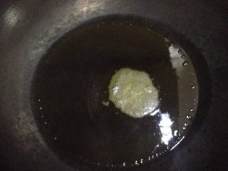 9、梅菜扣肉,锅里油烧热