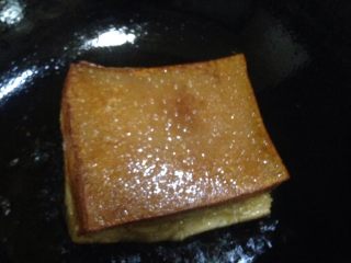 10、梅菜扣肉,煎至皮发黄（煎的时候一定要小心哦）