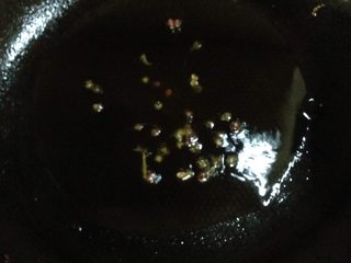 15、梅菜扣肉,锅里用煎过猪肉的底油，烧热后放花椒爆香，接着放入梅干菜翻炒一会，就放生抽、味精、胡椒粉拌匀即可