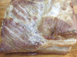 16、梅菜扣肉,煮好后肉捞出