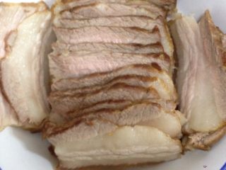 18、梅菜扣肉,摆盘（这时候要肉皮饿，蒸好后要倒扣的¥