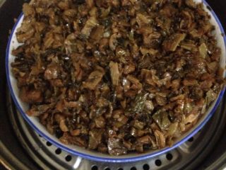19、梅菜扣肉,然后放入梅干菜，放蒸锅里面蒸2个半（其实蒸1个多小时就可以吃了的，我觉得蒸的越久越好吃）