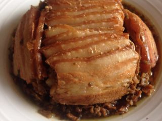 20、梅菜扣肉,用个盘子倒扣就好了