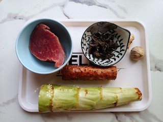 1、莴笋炒牛肉,准备食材。
