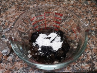 3、莴笋炒牛肉,泡发的木耳加入适量淀粉搓洗干净。