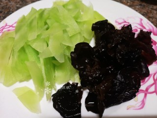 4、莴笋炒牛肉,莴笋去皮切薄片。