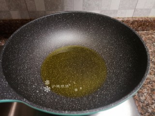 8、莴笋炒牛肉,热锅倒油烧至八成热。