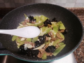 14、莴笋炒牛肉,放入适量盐翻炒均匀即可出锅。