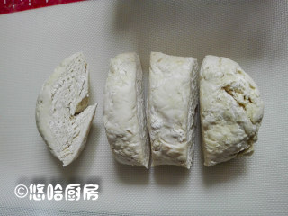 2、重庆小面,冷藏后的面团切开,压面机一次只能压一块面,多了压不了。