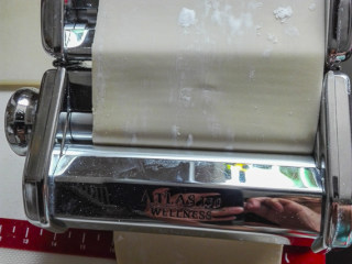 3、重庆小面,面团用面条机反复压几遍,一直压到面片非常光滑,面片的厚薄根据自己的喜好选择了,压面机可以选择厚薄。