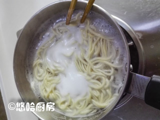 6、重庆小面,奶锅里放宽水,水开后下入面条,一直煮到面条基本没有白芯即可捞出,碗里提前放一点生抽、鸡精、少许的盐。