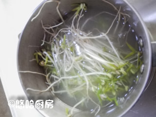 7、重庆小面,用煮面条的汤烫一点绿豆芽