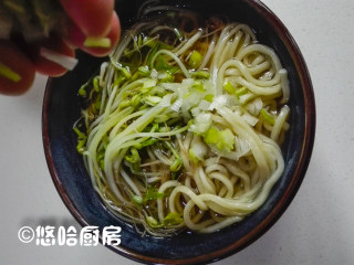 8、重庆小面,豆芽捞在面条上,浇上适量的面条汤,面条上撒点葱花。