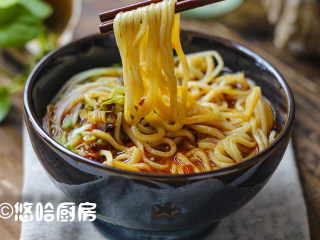 9、重庆小面,浇上一勺油辣子,拌匀了开吃,麻辣鲜香,一碗吃出一身汗,舒服。