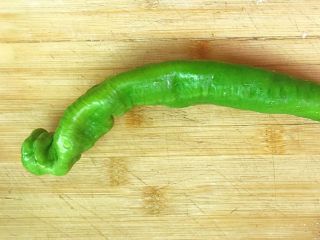 6、榨菜肉丝,准备一条青辣椒