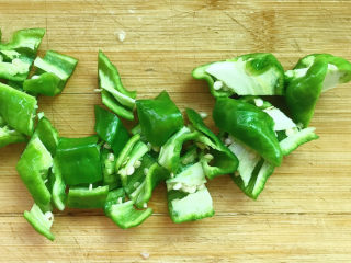 7、榨菜肉丝,切块