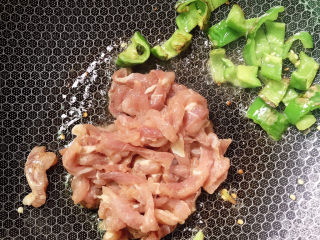 11、榨菜肉丝,推到锅边，放入肉丝